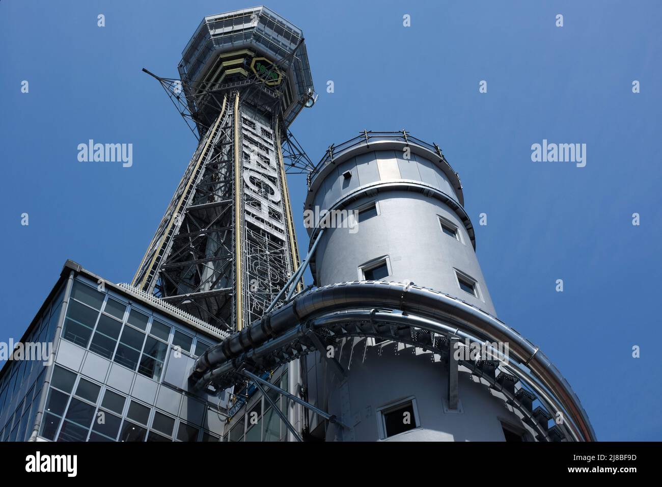 Im Mai 2022 wurde eine 60 Meter lange Spiralrutsche am Tsutenkaku Tower in der japanischen Stadt Osaka für Kunden eröffnet. Stockfoto