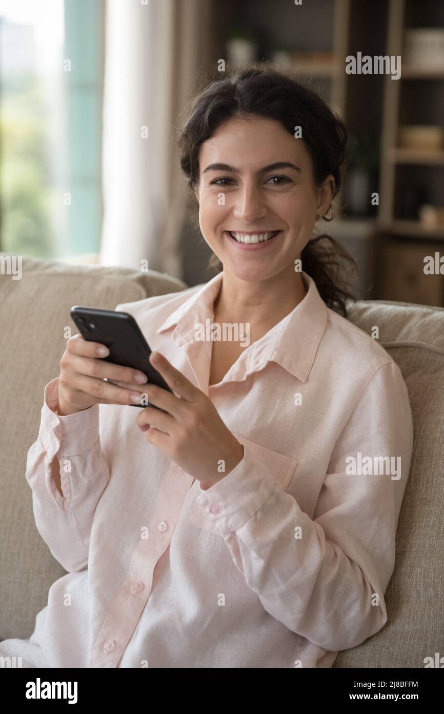 Vertikale Aufnahme Porträt der Frau verbringen Freizeit mit dem Smartphone Stockfoto