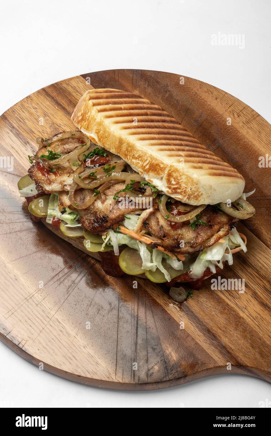panini traditioneller italienischer Sandwich-Snack im mailänder Restaurant italien mit Huhn und Gemüse Stockfoto