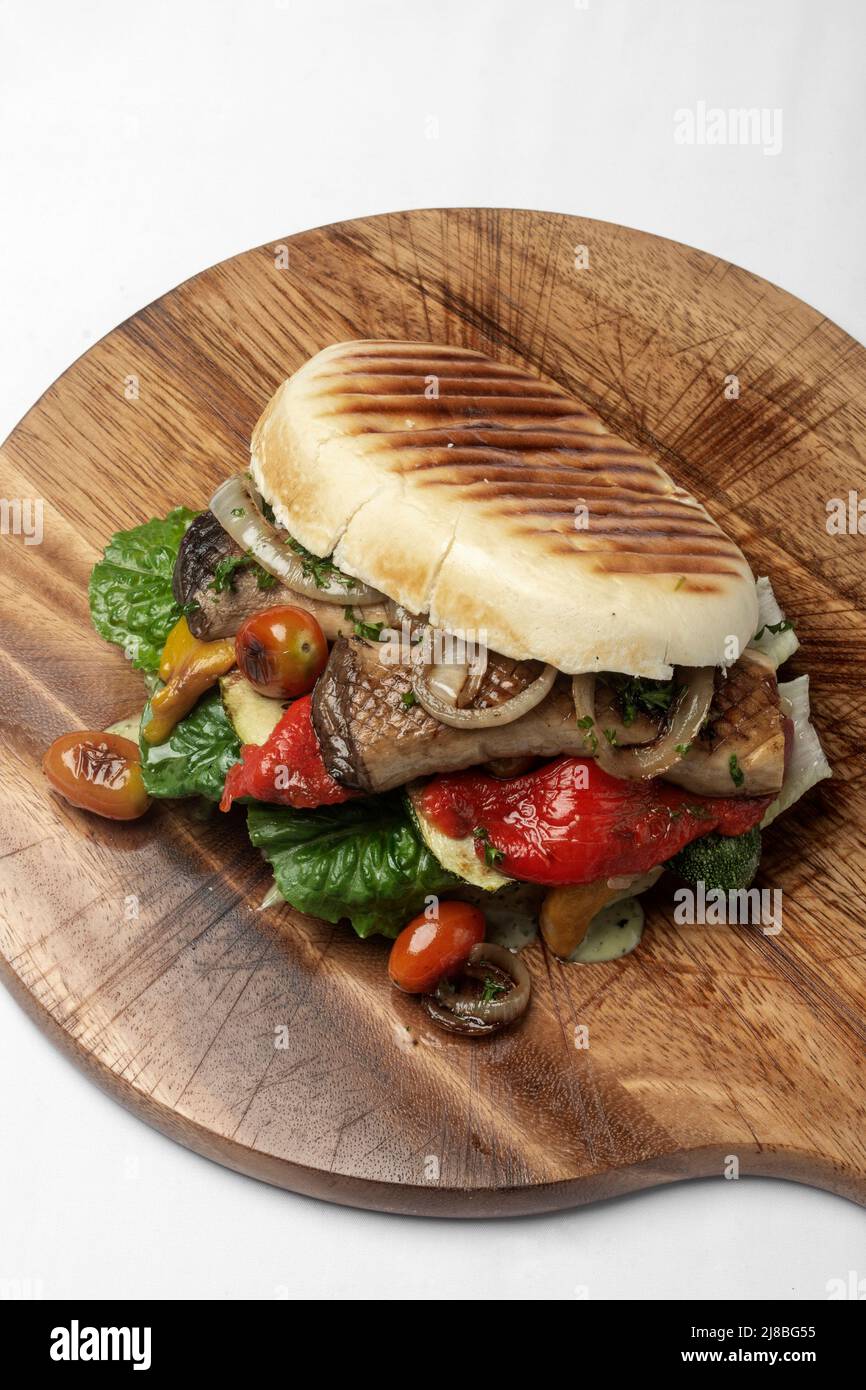 Vegetarische Panini traditioneller italienischer Sandwich-Snack im mailänder Restaurant italien mit Pilzen und Gemüse Stockfoto