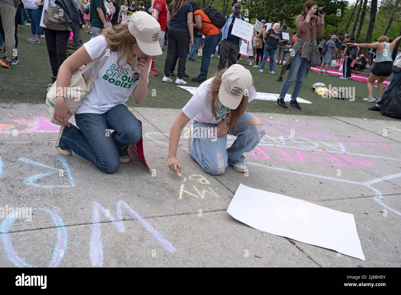 NEW YORK, NEW YOR - MAI 14: Teilnehmer schreiben auf Kreide "My Body My Choice" auf dem Cadman Plaza während der geplanten Parenthood-Kundgebung "Bans Off Our Bodies" und marschieren über die Brooklyn Bridge zum Foley Square in Lower Manhattan am Samstag, dem 14. Mai 2022 in New York City. Anhänger von Abtreibungsrechten veranstalten landesweit Kundgebungen, in denen sie die Gesetzgeber auffordern, Abtreibungsrechte in ein Gesetz zu kodifizieren, nachdem ein durchgesickrter Entwurf des Obersten Gerichtshofs eine mögliche Entscheidung zur Aufhebung des Präzedenzfalles von Roe v. Wade enthüllt hat. Stockfoto