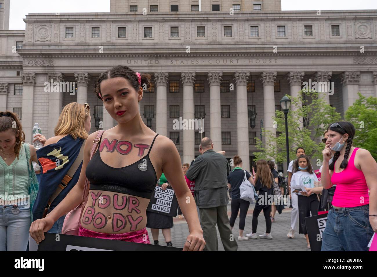 NEW YORK, NEW YOR – MAI 14: Eine Teilnehmerin, die vor dem United State Court House in Lower Manhattan mit einem „Not Your Body“ auf sie gemalt wurde, während der geplanten Kundgebung „Bans Off Our Bodies“ von Parenthood und am Samstag, dem 14. Mai, über die Brooklyn Bridge zum Foley Square in Lower Manhattan marschierten, 2022 in New York City. Anhänger von Abtreibungsrechten veranstalten landesweit Kundgebungen, in denen sie die Gesetzgeber auffordern, Abtreibungsrechte in ein Gesetz zu kodifizieren, nachdem ein durchgesickrter Entwurf des Obersten Gerichtshofs eine mögliche Entscheidung zur Aufhebung des Präzedenzfalles von Roe v. Wade enthüllt hat. Stockfoto