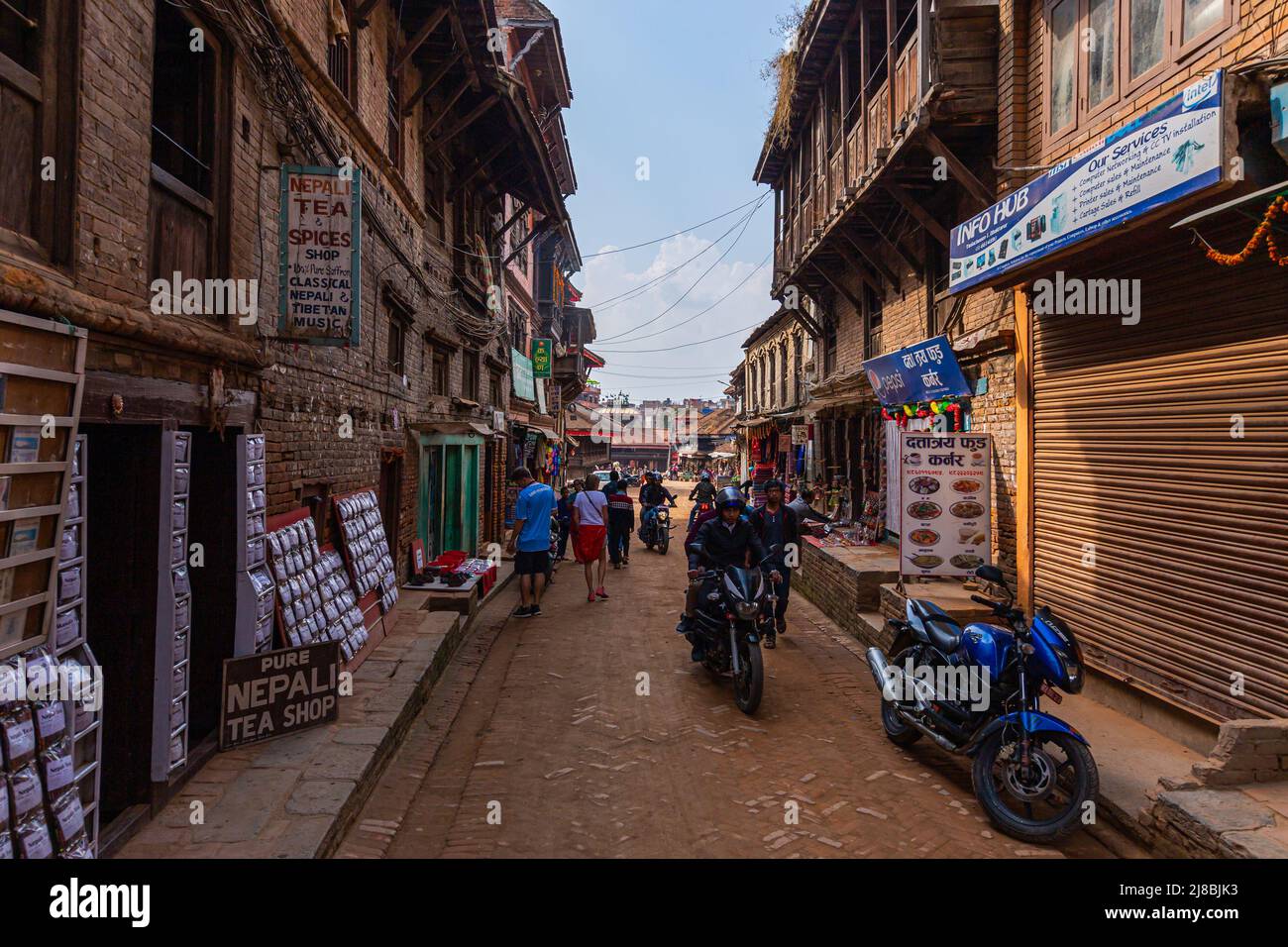 Bhaktapur, Nepal - 29. Oktober 2021: Stadt in der östlichen Ecke des Kathmandu-Tals in Nepal. Blick auf die Straße auf die engen Gassen mit dem schlechten Dilapi Stockfoto