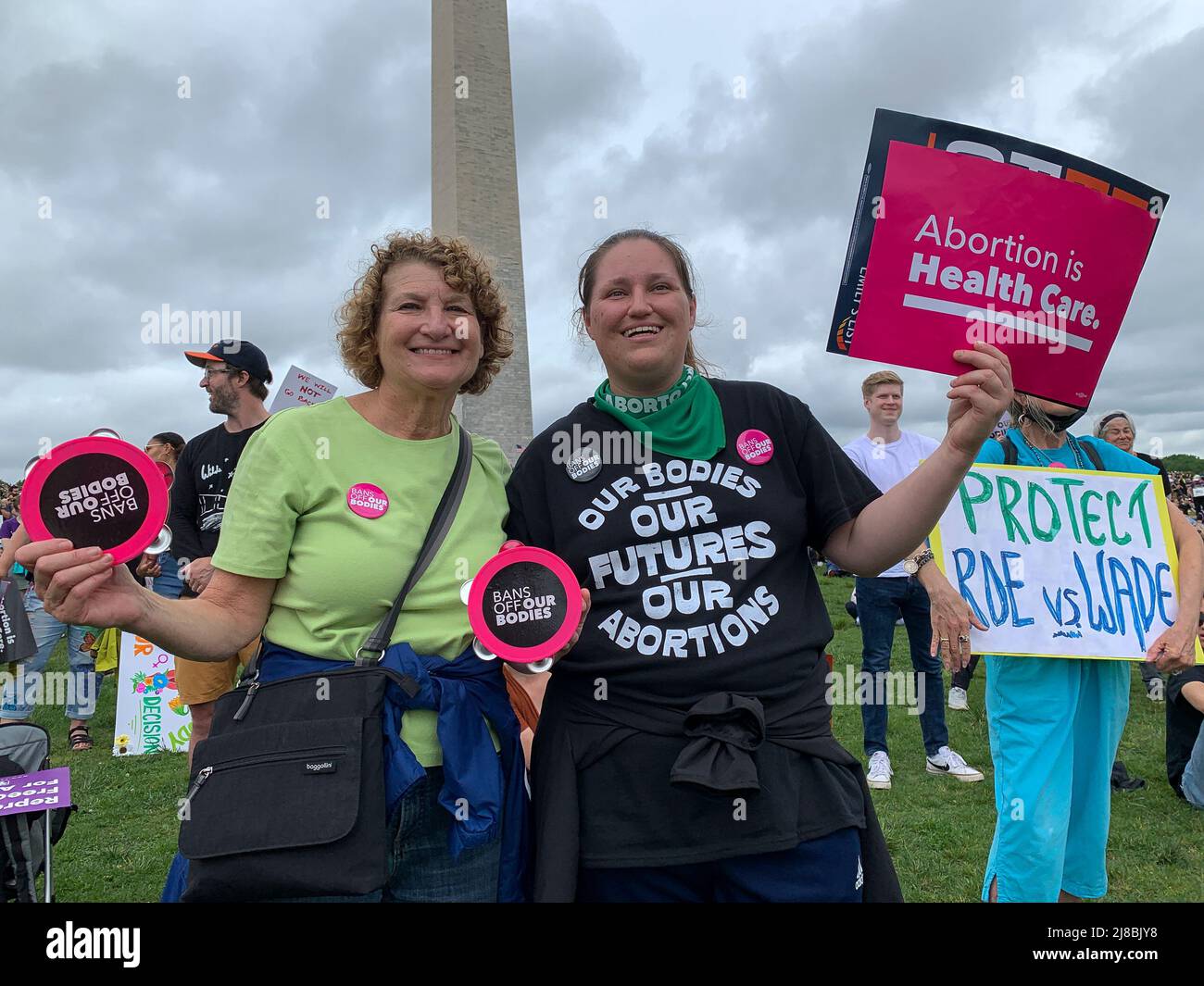 14. Mai 2022, Washington, District of Columbia, USA: Karen und Rachel Sallerson gehörten zu den Tausenden, die an der Veranstaltung „Verbote Off Our Body“ in der Hauptstadt von nationÃs und rund um den Globus teilnahmen, die mit Familienmitgliedern angereist waren. Für Eltern, die das Recht hatten, eine Abtreibung zu wählen, gibt es Traurigkeit und Wut, dass ihre Nachkommen dasselbe Recht haben können oder werden. (Bild: © Sue Dorfman/ZUMA Press Wire) Stockfoto