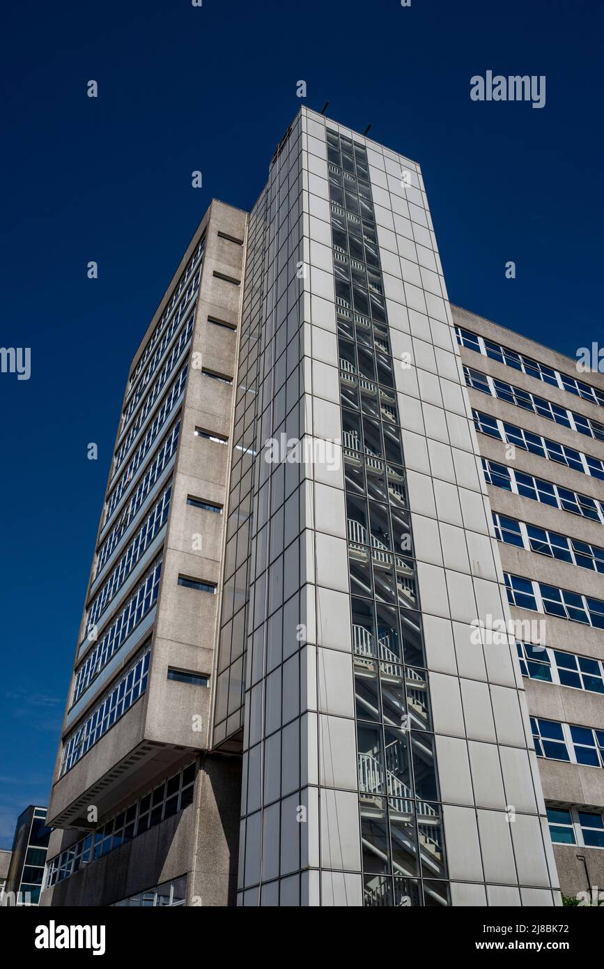 Treppenhaus des Hauptturmgebäudes des Southend University Hospital, Southend on Sea, Essex, Großbritannien. Treppen Stockfoto