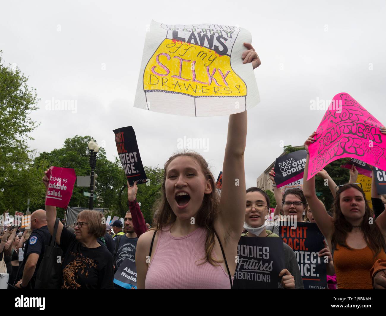 14. Mai 2022, Washington, District of Columbia, USA: Tausende kamen in die nationÃs Hauptstadt, um das Recht womenÃs zu unterstützen, eine Abtreibung zu wählen. Die Kundgebung in Washington, DC, war eines von 450 Verbote Our Body-Ereignissen, die in Reaktion auf den durchgesickerten Entwurf einer Stellungnahme des Obersten Gerichtshofs, der Roe v. Wade umkippte, auf der ganzen Welt stattfanden. (Bild: © Sue Dorfman/ZUMA Press Wire) Stockfoto