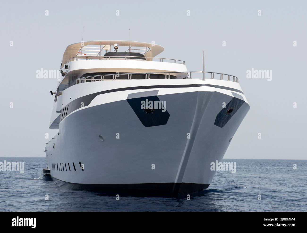Eine große private Luxusmotoryacht, die auf tropischem Meer segelt Stockfoto