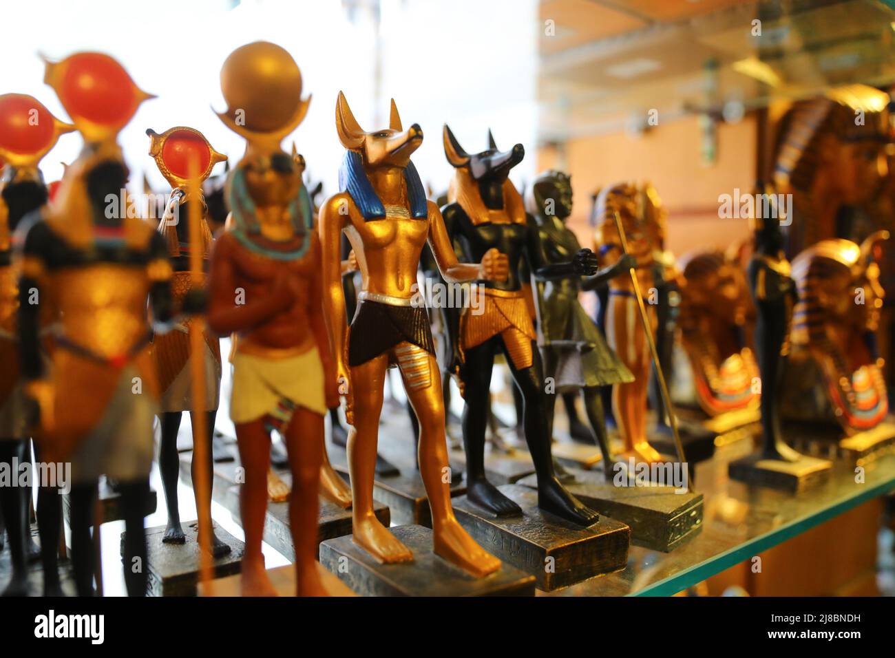 (220515) -- KAIRO, 15. Mai 2022 (Xinhua) -- das Foto vom 14. Mai 2022 zeigt die Nachbildung der Statue des gottes Anubis im Souvenirladen des Ägyptischen Museums in Kairo, Ägypten. Als Begräbnisgottheit wird Anubis mit Mumifizierung, Begräbnisritualen und dem Friedhof im altägyptischen Mythos assoziiert, der normalerweise als schwarzer Hund oder als Mann mit Hundekopf dargestellt wird. Es kann in einer großen Anzahl von pharaonischen Antiquitäten im weltbekannten Ägyptischen Museum gefunden werden. (Xinhua/Sui Xiankai) Stockfoto