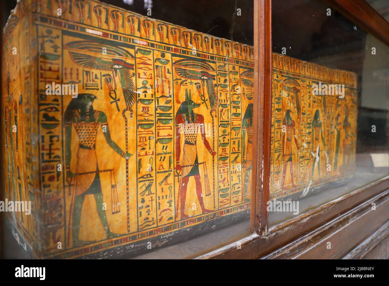 (220515) -- KAIRO, 15. Mai 2022 (Xinhua) -- das Foto vom 14. Mai 2022 zeigt einen mit gott Anubis bemalten Mumiensarg im Ägyptischen Museum in Kairo, Ägypten. Als Begräbnisgottheit wird Anubis mit Mumifizierung, Begräbnisritualen und dem Friedhof im altägyptischen Mythos assoziiert, der normalerweise als schwarzer Hund oder als Mann mit Hundekopf dargestellt wird. Es kann in einer großen Anzahl von pharaonischen Antiquitäten im weltbekannten Ägyptischen Museum gefunden werden. (Xinhua/Sui Xiankai) Stockfoto