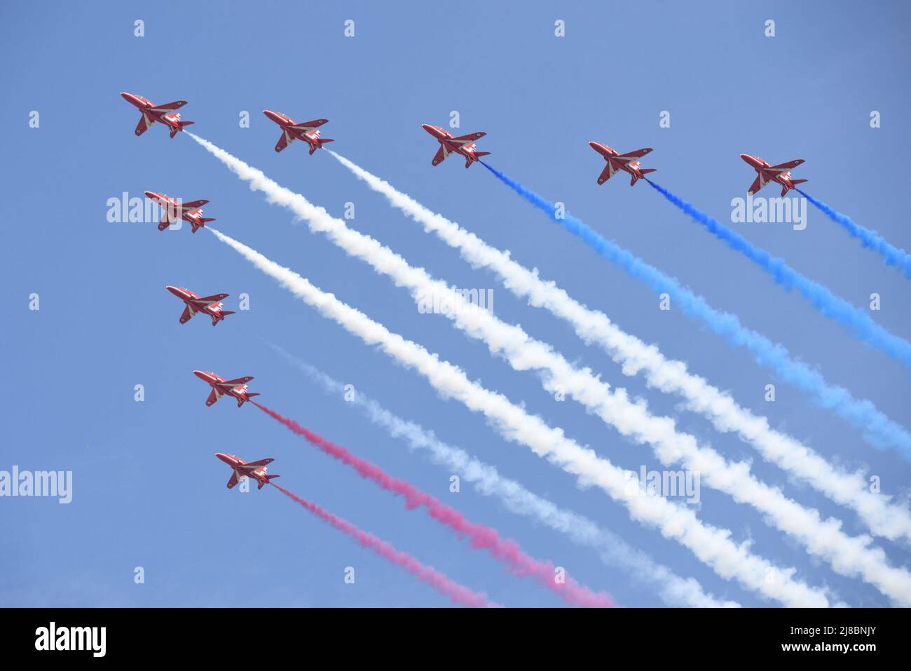 Datei-Foto vom 09/06/18 die roten Pfeile der RAF während eines Flippens über dem Buckingham Palace im Zentrum von London, nach der Trooping the Colour Ceremony bei der Horse Guards Parade, als die Queen ihren offiziellen Geburtstag feierte. Ein sechsminütiger Flug mit mehr als 70 Flugzeugen wird die Geburtstagsparade der Königin im Rahmen der Feierlichkeiten zum Platin-Jubiläum vervollständigen. Ausgabedatum: Sonntag, 15. Mai 2022. Stockfoto