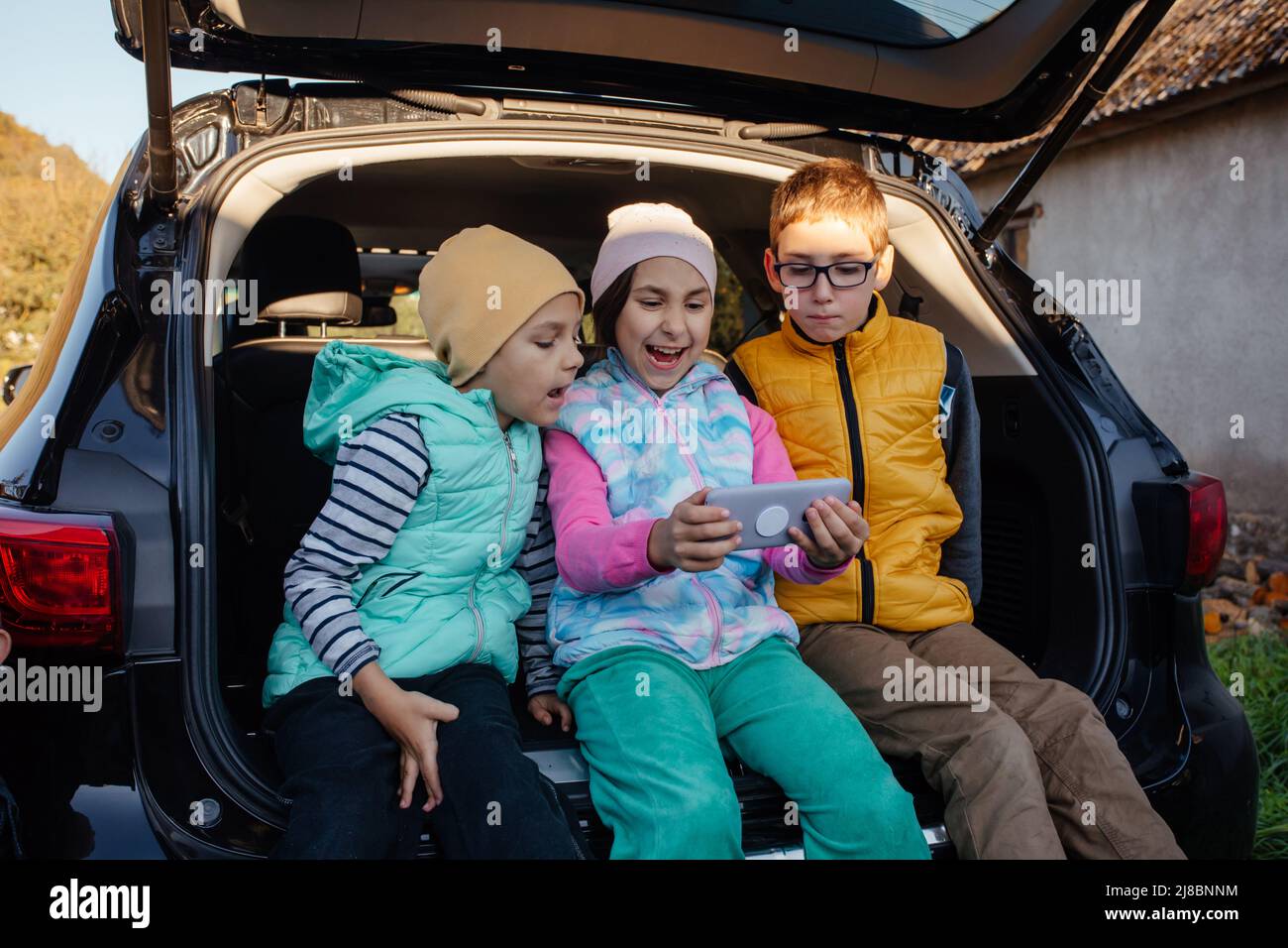 Gruppe von Kindern, die Selfies mit dem Smartphone machen Stockfoto