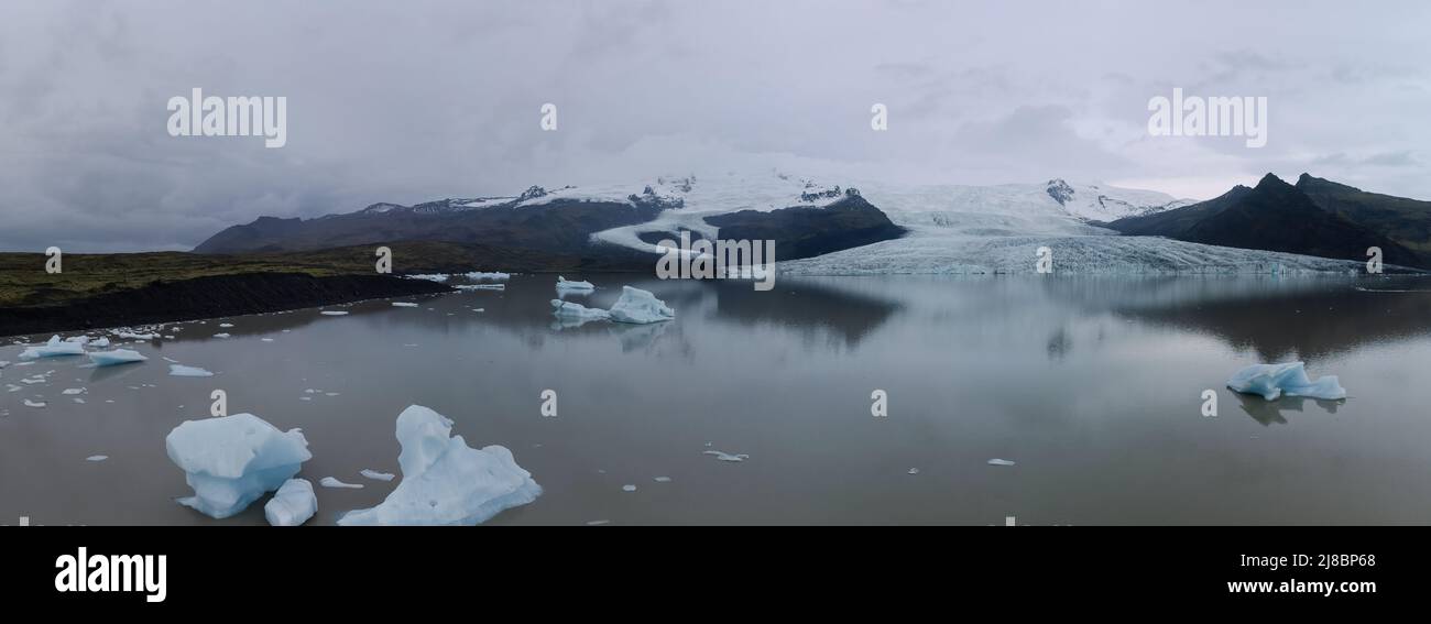 Gletscherzunge mit See- und Eisbergen-Panorama Stockfoto