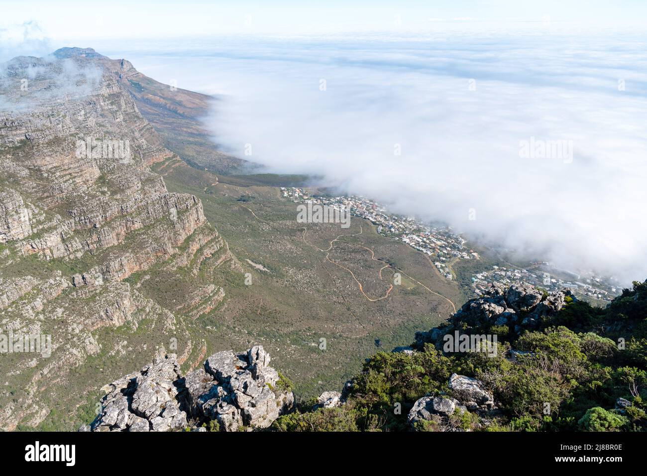 Perfektes Foto vom Berg mit weißen Wolken. Stockfoto