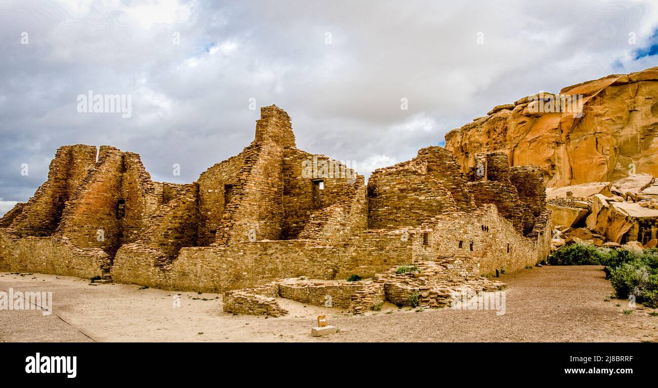 Eine von vielen Ruinen im Chaco Culture National Historical Park, New Mexico, USA. Stockfoto