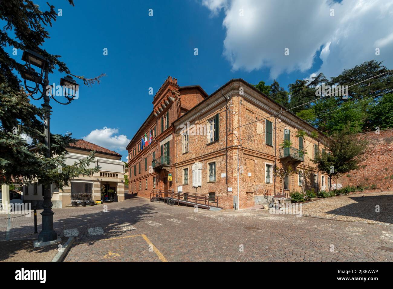 Sommariva del Bosco, Cuneo, Italien - 01. Mai 2022: Das Rathaus am Platz von Seyssel Stockfoto
