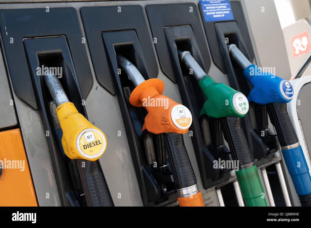 Ansicht der Zapfsäulen in einer Tankstelle, am 15. Mai 2022 in Cannes, Frankreich. Foto von David Niviere/ABACAPRESS.COM Stockfoto