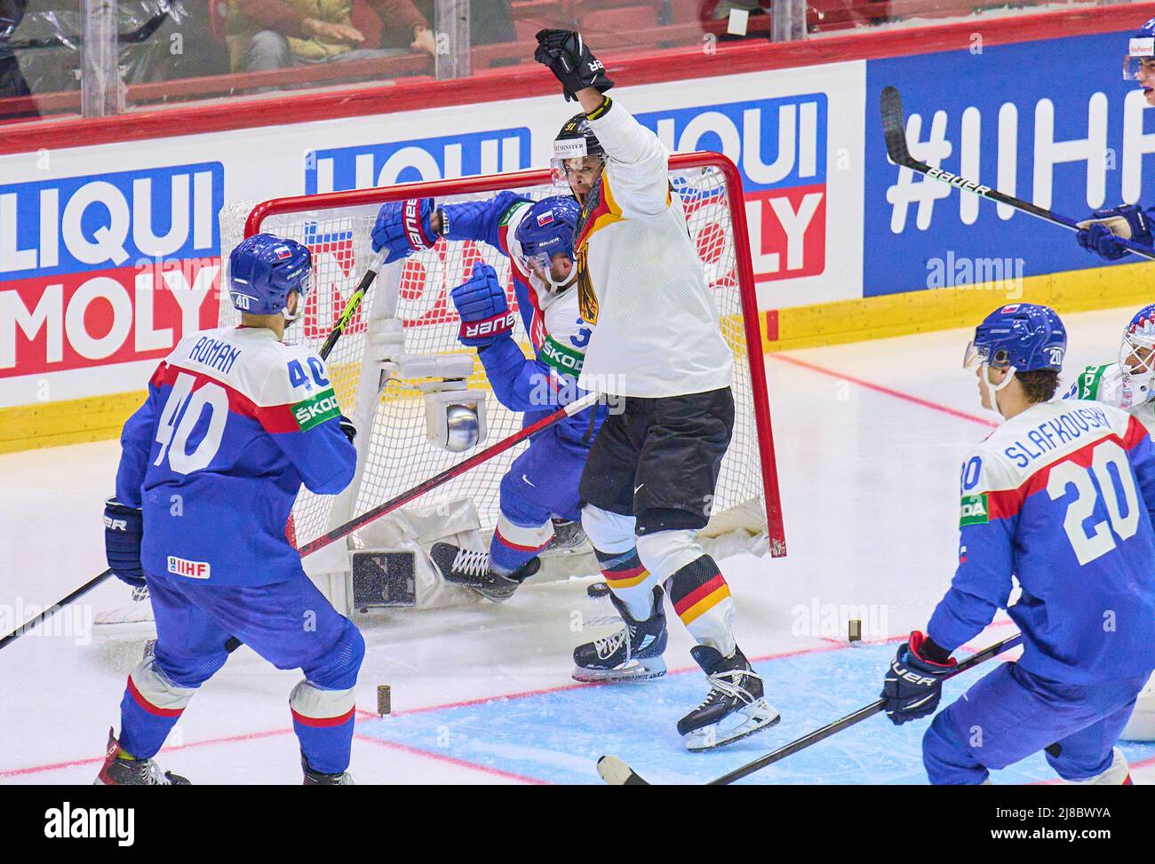 Helsinki, Finnland. 14.. Mai 2022. Matthias Plachta Nr.22 von Deutschland punktet, schießt Tor, Tor, Treffer, Torschuss, 1-0, Moritz Müller, Müller Nr.91 aus Deutschland feiern im Spiel DEUTSCHLAND - SLOWAKEI 2-1 IIHF EISHOCKEY WELTMEISTERSCHAFT Gruppe B in Helsinki, Finnland, 14. Mai 2022, Saison 2021/2022 © Peter Schatz / Alamy Live News Stockfoto