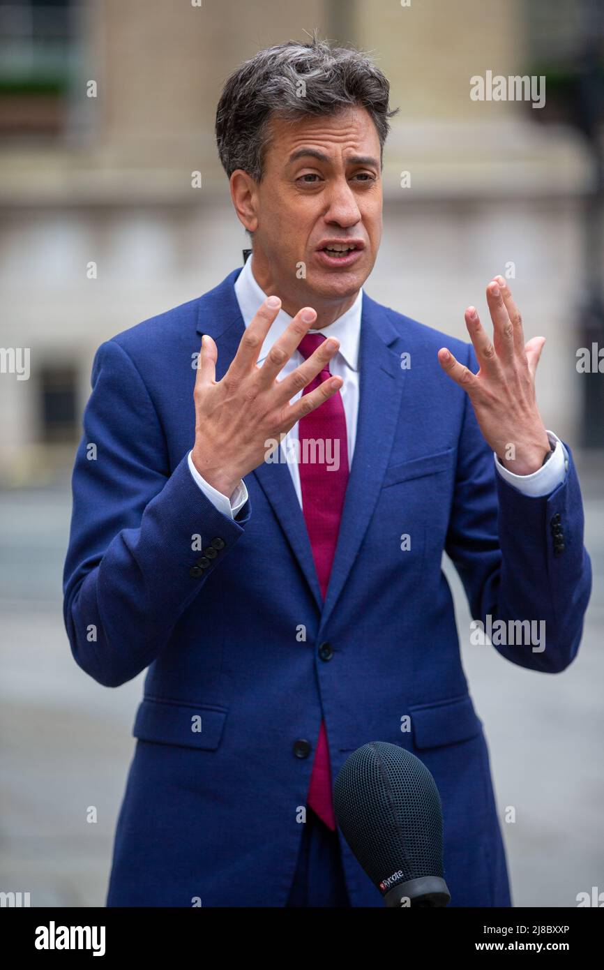 15. Mai 2022, London, England, Vereinigtes Königreich: Schattenminister für Klimawandel und Net Zero ED MILIBAND wird vor der BBC gesehen, bevor sie am Sonntagmorgen in der fernsehshow auftrat. (Bild: © Tayfun Salci/ZUMA Press Wire) Stockfoto