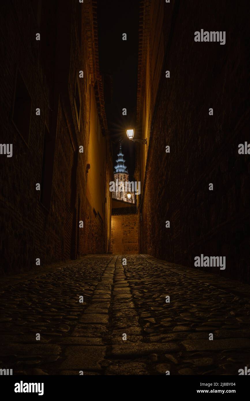 Einsame dunkle Gasse in der Altstadt von Toledo, geheimnisvoller Ort Stockfoto