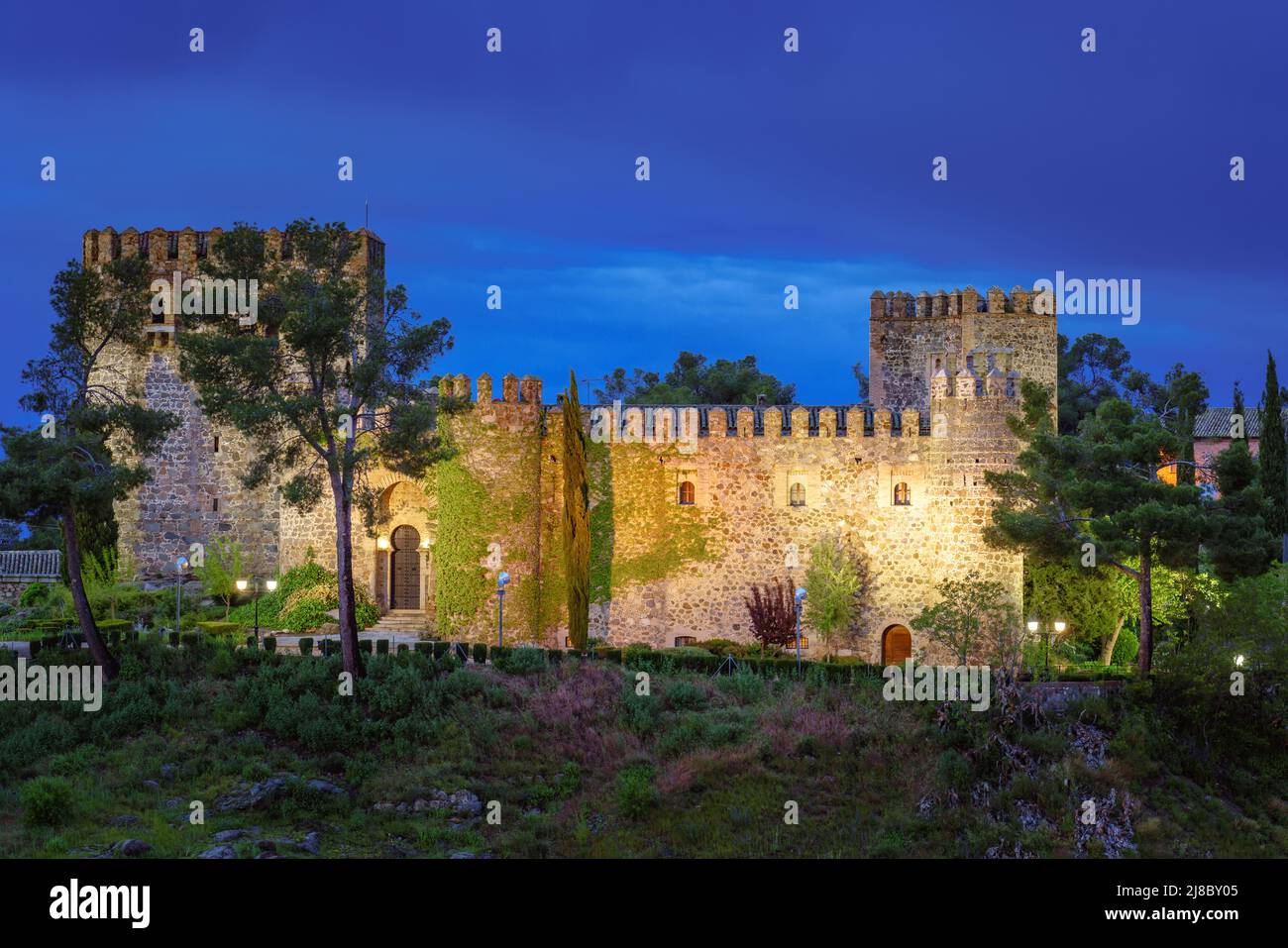 Blick auf die Burg San Servando mittelalterliches Baudenkmal in Toledo, Castilla la Mancha, Spanien Stockfoto