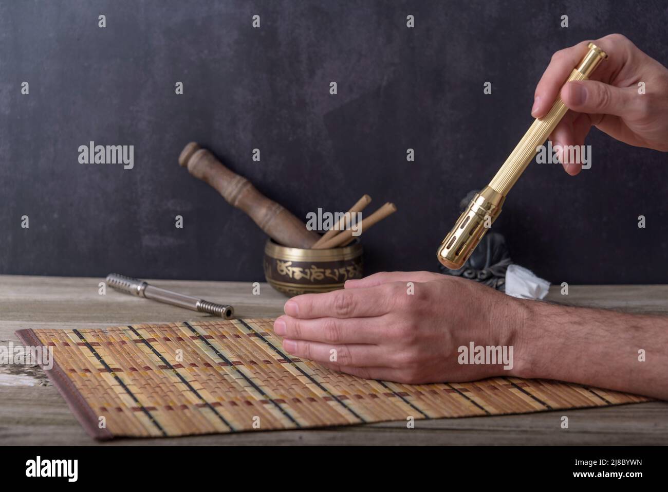 TCM Traditional Chinese Medicine, Hand Anwendung Moxa Stick. Stockfoto