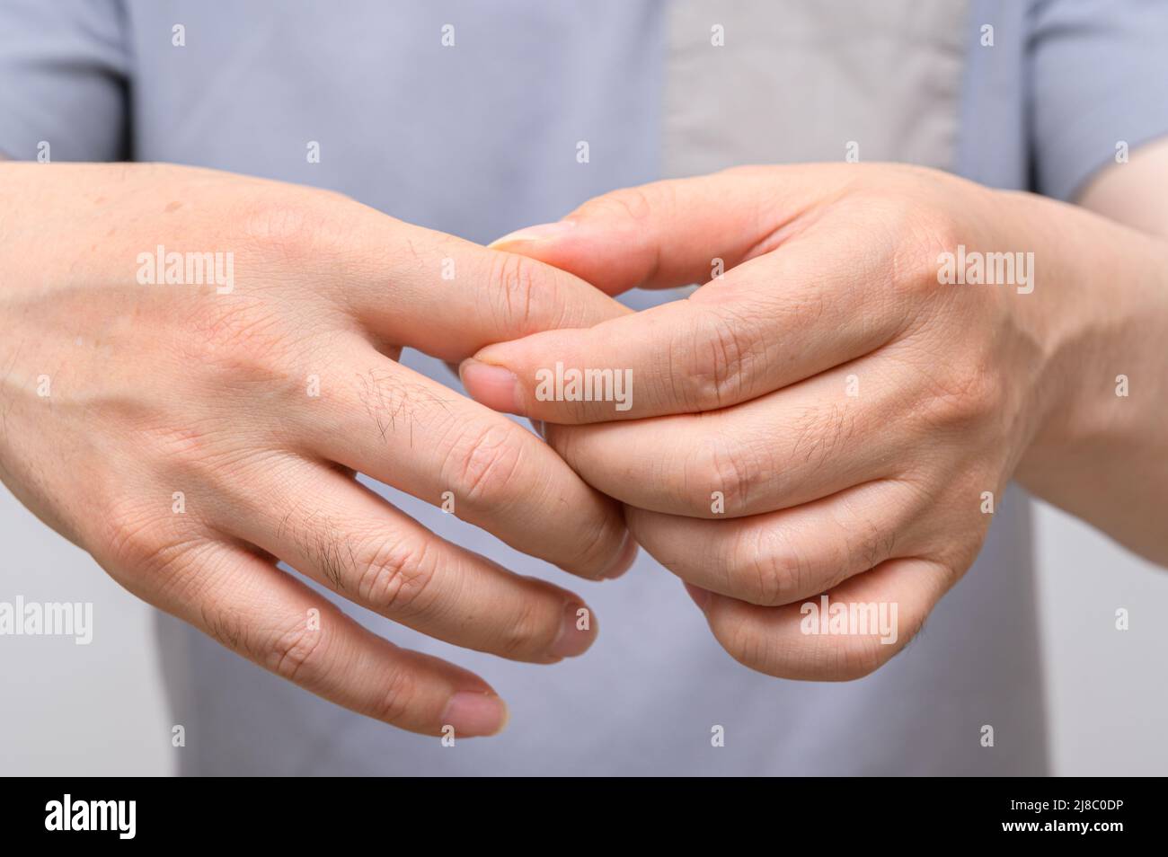 Hände von Männern, die an Gelenkschmerzen leiden. Ursachen für rheumatoide Arthritis, Gicht. Gesundheitsfürsorge und medizinisches Konzept. Stockfoto