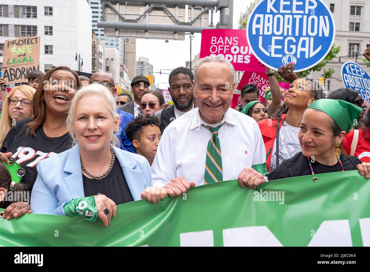 Senator Chuck Schumer (R), Senatorin Kirsten Gillibrand (L), NY Attorney General Letitia James (links hinten) Jumaane Williams (Mitte hinten) und Maya Wiley (rechts hinten) Nehmen Sie an der geplanten Kundgebung „Bans Off Our Bodies“ von Parenthood Teil und marschieren Sie von Cadman Plaza über die Brooklyn Bridge zum Foley Square in Lower Manhattan in New York City. Anhänger von Abtreibungsrechten veranstalten landesweit Kundgebungen, in denen sie die Gesetzgeber auffordern, Abtreibungsrechte in ein Gesetz zu kodifizieren, nachdem ein durchgesickrter Entwurf des Obersten Gerichtshofs eine mögliche Entscheidung zur Aufhebung des Präzedenzfalles von Roe v. Wade enthüllt hat. Stockfoto