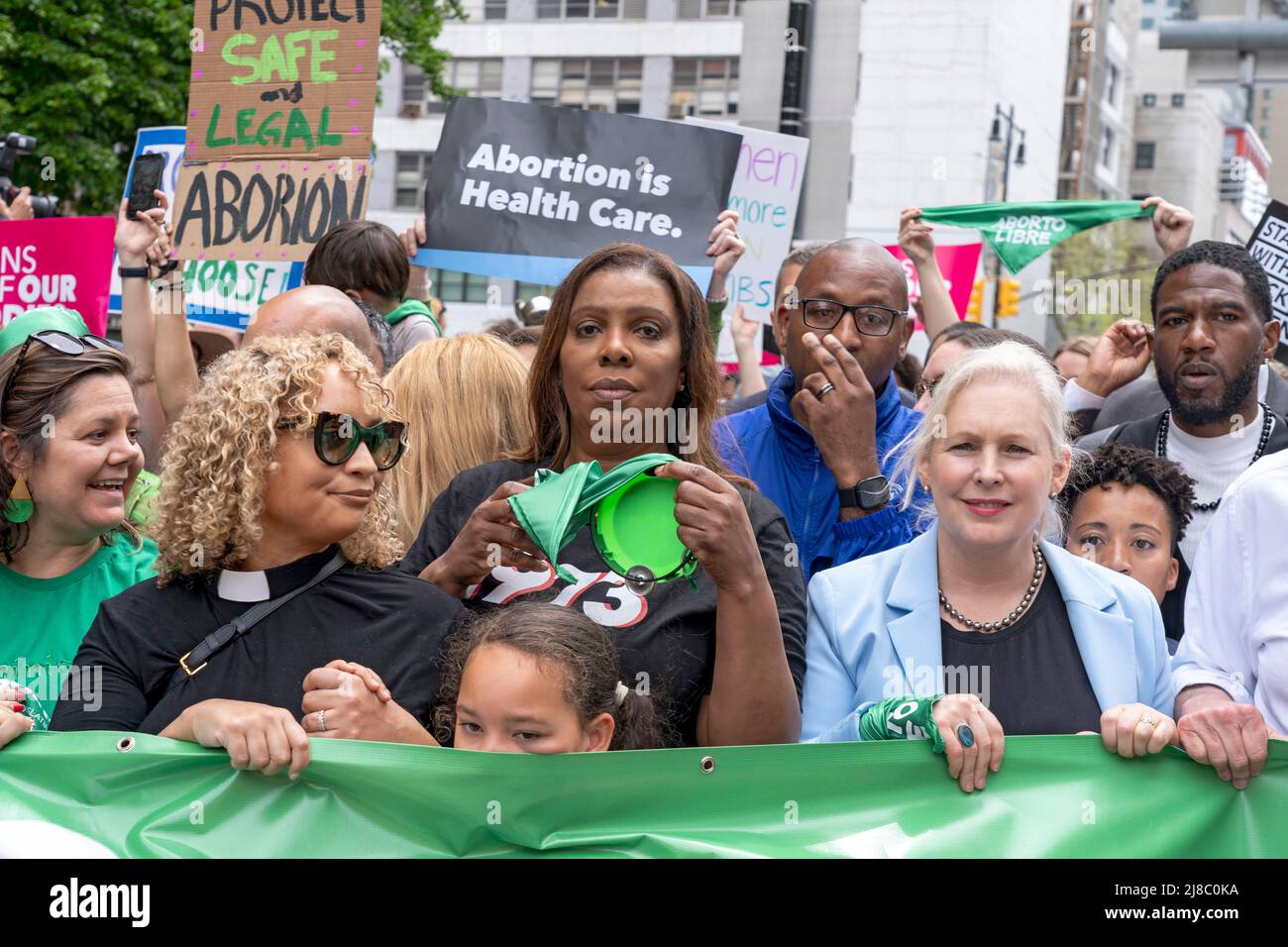 (C-R) NY Attorney General Letitia James, Donovan Richards, Senatorin Kirsten Gillibrand und Jumaane Williams nehmen an der geplanten Kundgebung „Bans Off Our Bodies“ von Parenthood Teil und marschieren von Cadman Plaza über die Brooklyn Bridge zum Foley Square in Lower Manhattan in New York City. Anhänger von Abtreibungsrechten veranstalten landesweit Kundgebungen, in denen sie die Gesetzgeber auffordern, Abtreibungsrechte in ein Gesetz zu kodifizieren, nachdem ein durchgesickrter Entwurf des Obersten Gerichtshofs eine mögliche Entscheidung zur Aufhebung des Präzedenzfalles von Roe v. Wade enthüllt hat. Stockfoto