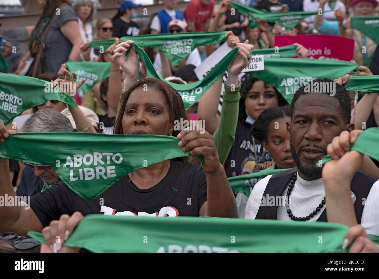 Die New Yorker Generalanwältin Letitia James und Jumaane Williams sitzen auf der Brooklyn Bridge während der Kundgebung der Planned Parenthood's „Bans Off Our Bodies“ und marschieren von Cadman Plaza über die Brooklyn Bridge zum Foley Square in Lower Manhattan in New York City. Anhänger von Abtreibungsrechten veranstalten landesweit Kundgebungen, in denen sie die Gesetzgeber auffordern, Abtreibungsrechte in ein Gesetz zu kodifizieren, nachdem ein durchgesickrter Entwurf des Obersten Gerichtshofs eine mögliche Entscheidung zur Aufhebung des Präzedenzfalles von Roe v. Wade enthüllt hat. Stockfoto