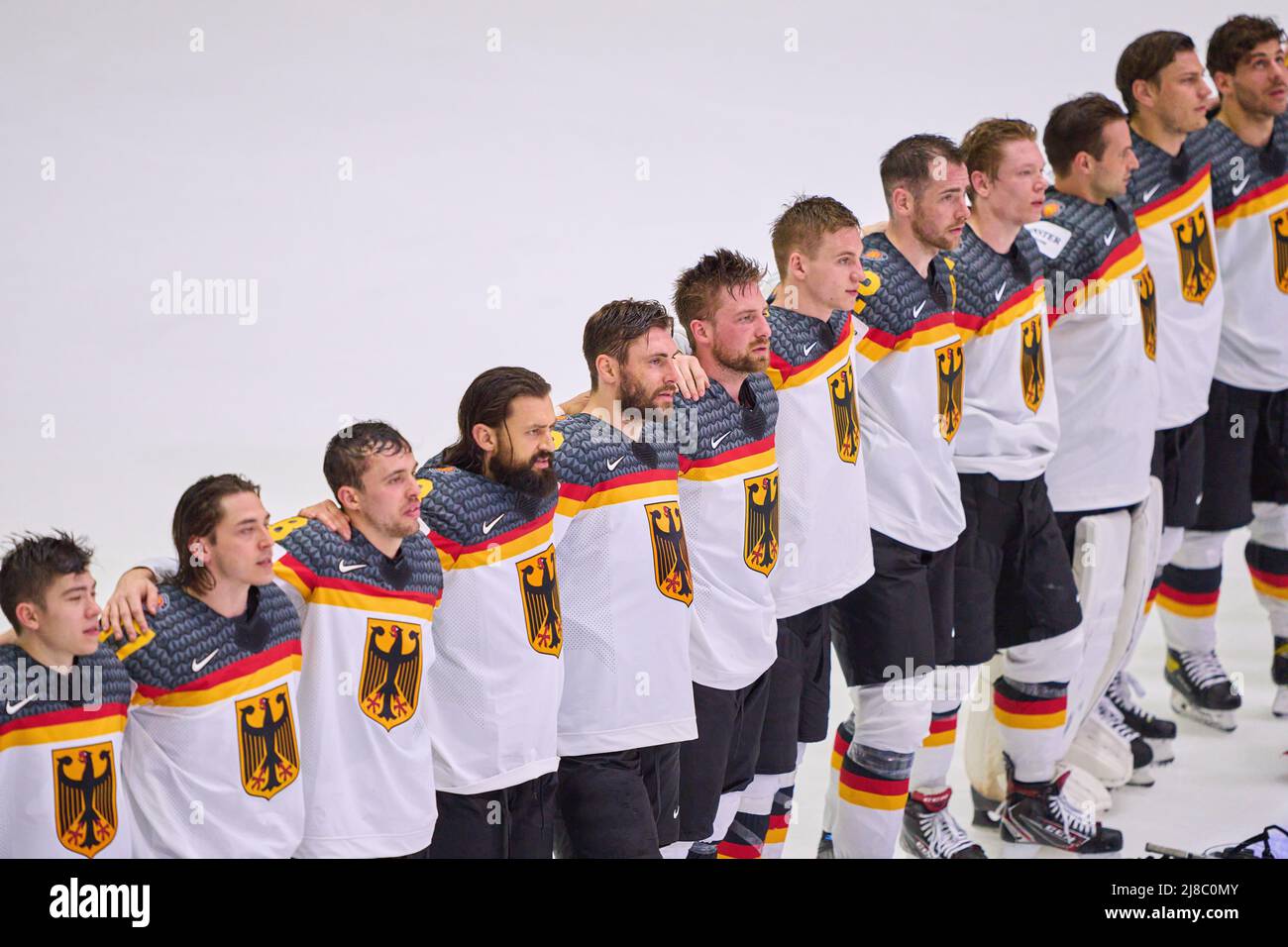 Helsinki, Finnland. 14.. Mai 2022. Alexander EHL Nr.40 Daniel Fischbuch Nr. 77 Fabio Wagner Nr.38 Dominik BITTA Nr.3 Matthias Plachta Nr.22 Deutschland Marcel Noebels Nr. 92 Leonard Leo Pföderl Nr. 83 Jonas Müller, Müller Nr. 41 aus Deutschland singt die Hymne und feiert den Sieg nach dem Spiel DEUTSCHLAND - SLOWAKEI 2-1 IIHF EISHOCKEY WELTMEISTERSCHAFT Gruppe B in Helsinki, Finnland, 14. Mai 2022, Saison 2021/2022 © Peter Schatz / Alamy Live News Stockfoto