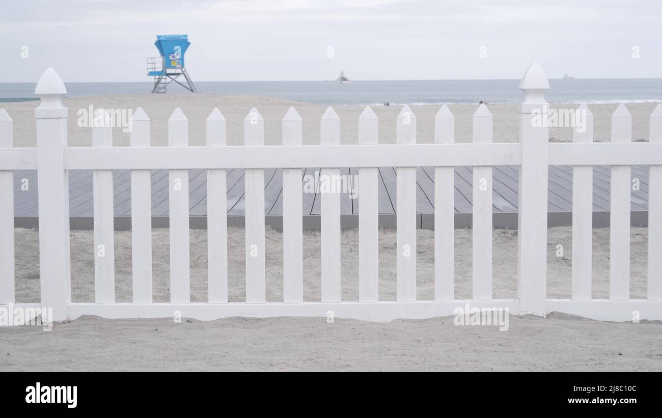 Rettungsschwimmer Stand oder Rettungsschwimmer Tower Hütte, Surfen Sicherheit am California Beach, USA. Rettungsstation, Wachturm oder Haus der Küstenlebensretter, Coronado Ocean Beach, Küste von San Diego. Weißer hölzerner Zaun. Stockfoto