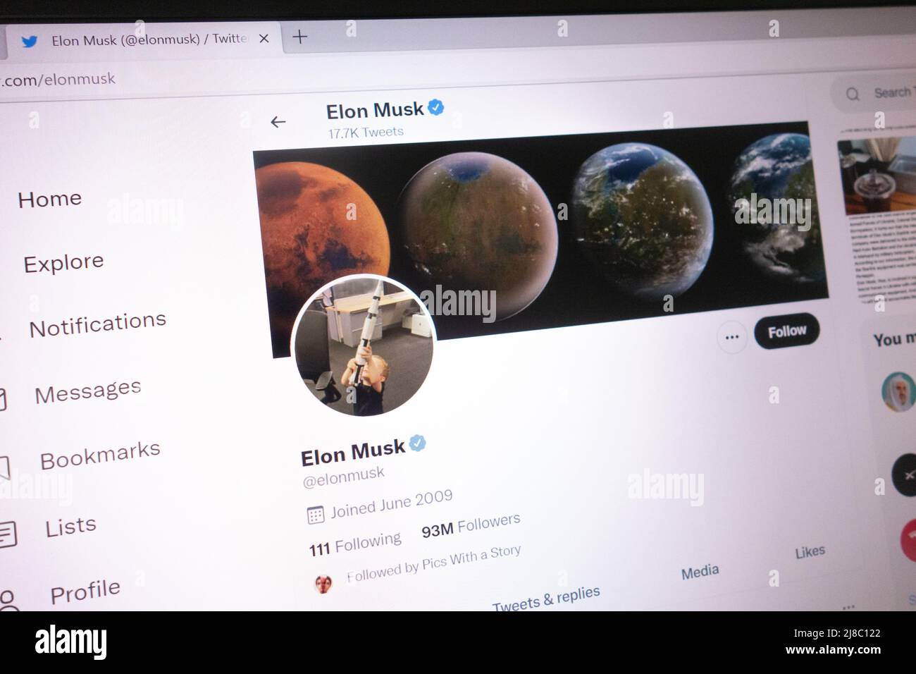 KONSKIE, POLEN - 14. Mai 2022: Offizieller Twitter-Account von Elon Musk wird auf dem Laptop-Bildschirm angezeigt Stockfoto