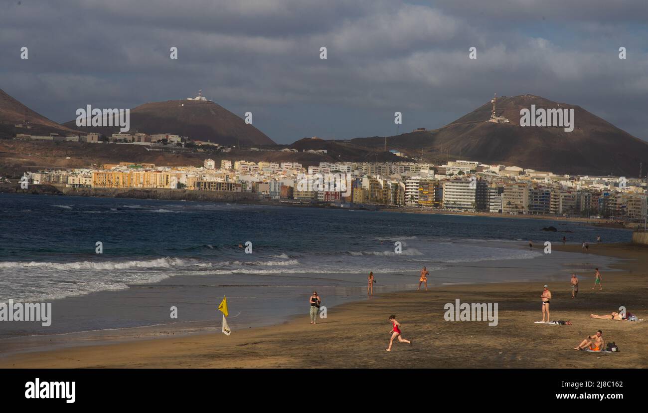 17. Februar 2022 Strand von 'Las Canteras' in Las Palmas auf der Grand Canary Island - zweitgrößter Stadtstrand der Welt Stockfoto