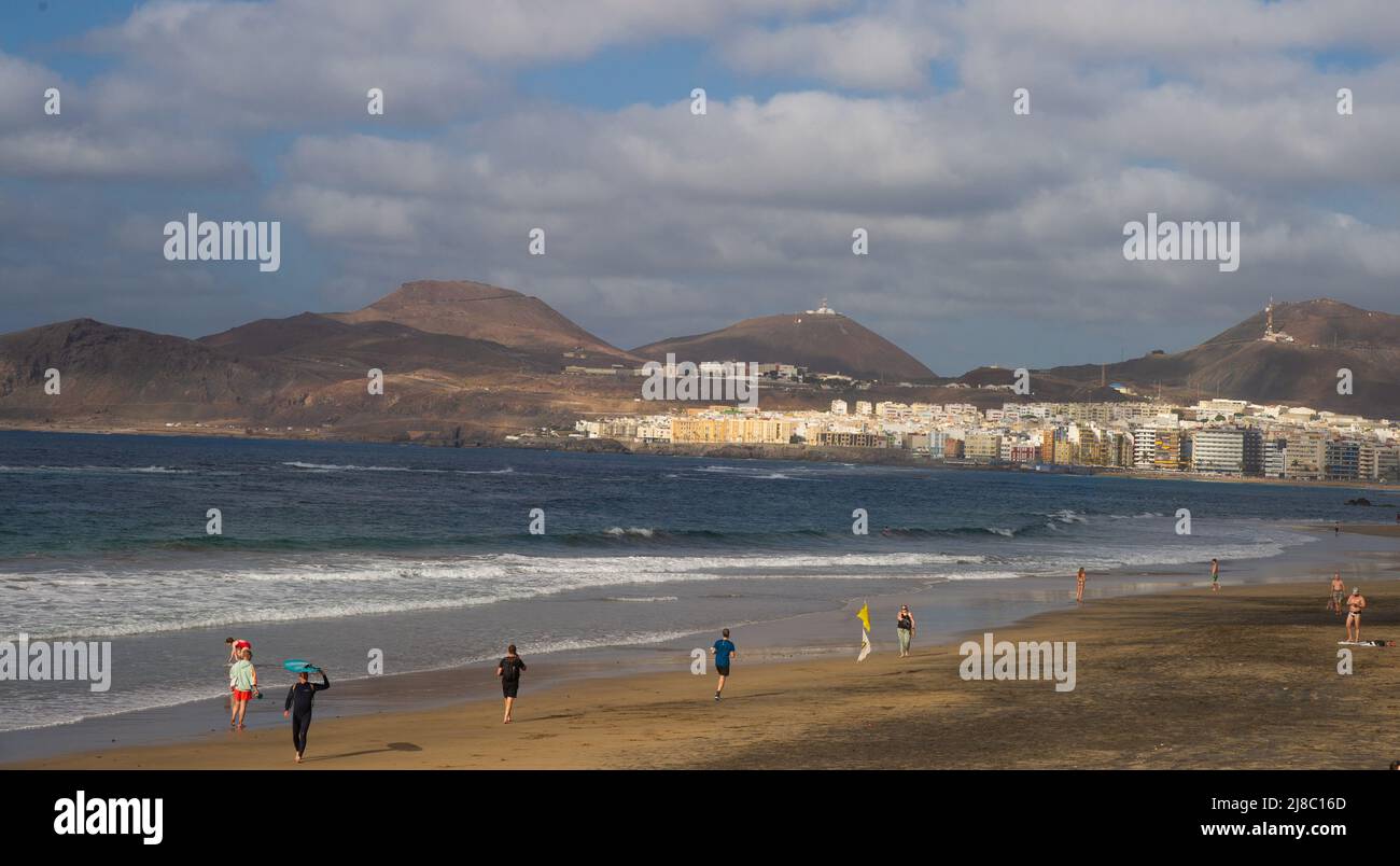 17. Februar 2022 Strand von 'Las Canteras' in Las Palmas auf der Grand Canary Island - zweitgrößter Stadtstrand der Welt Stockfoto