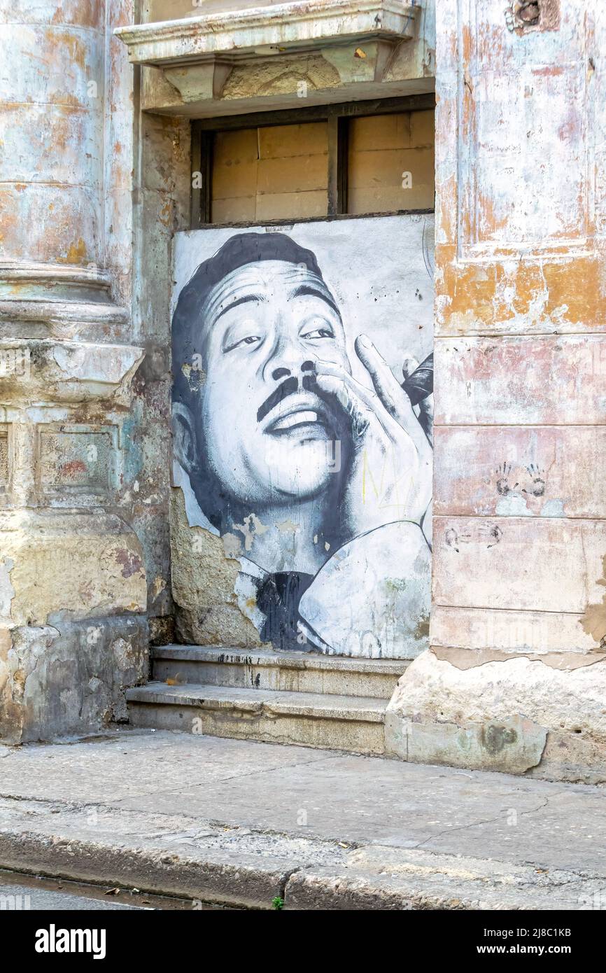 Ein urbanes Graffiti oder Gemälde von Benny More in der Außenwand eines verwitterten Gebäudes. Er war ein berühmter populärer Sänger des Landes. Stockfoto