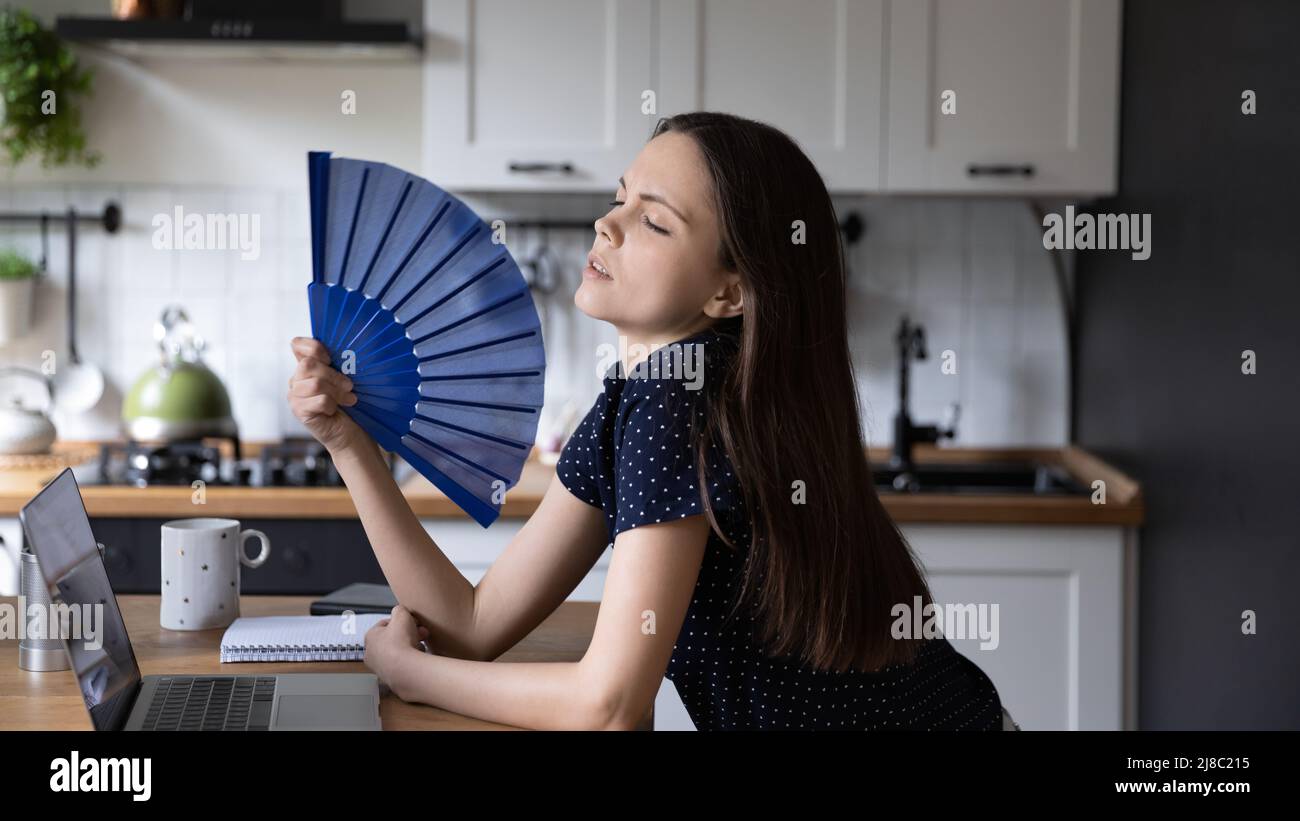 Ausgebrannte freiberufliche Mitarbeiterin Mädchen unter Hitze leiden Stockfoto