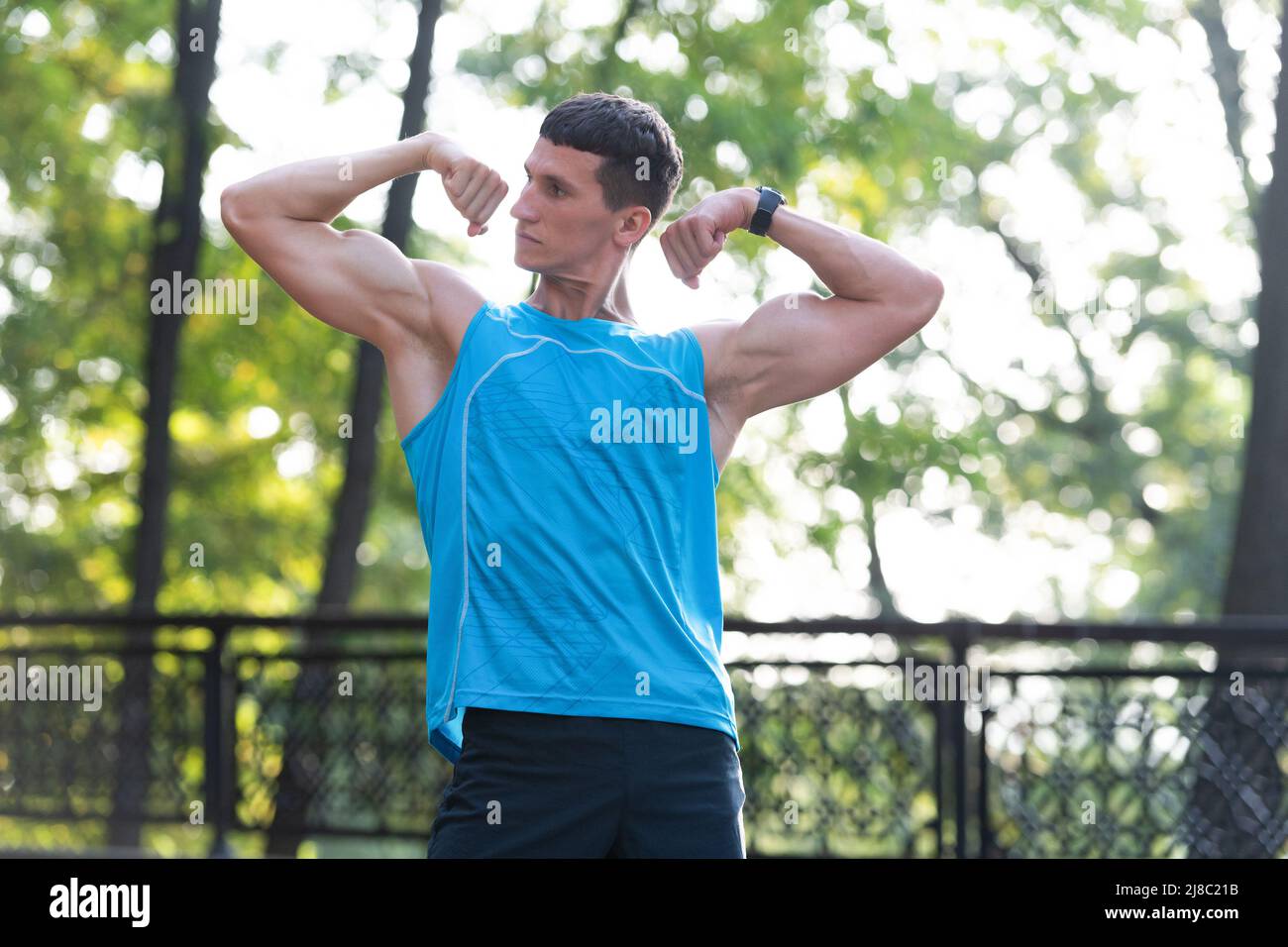 Muskulöser Bodybuilder Mann zeigt Bizeps und Trizeps Stockfoto