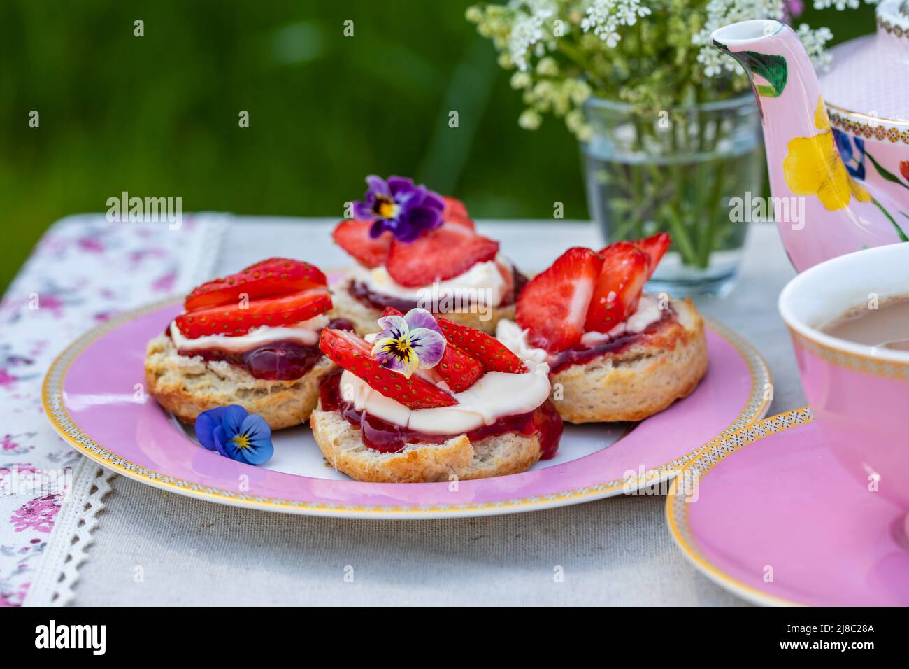 Traditioneller englischer Nachmittagstee mit einer Auswahl an Kuchen und Sandwiches Stockfoto