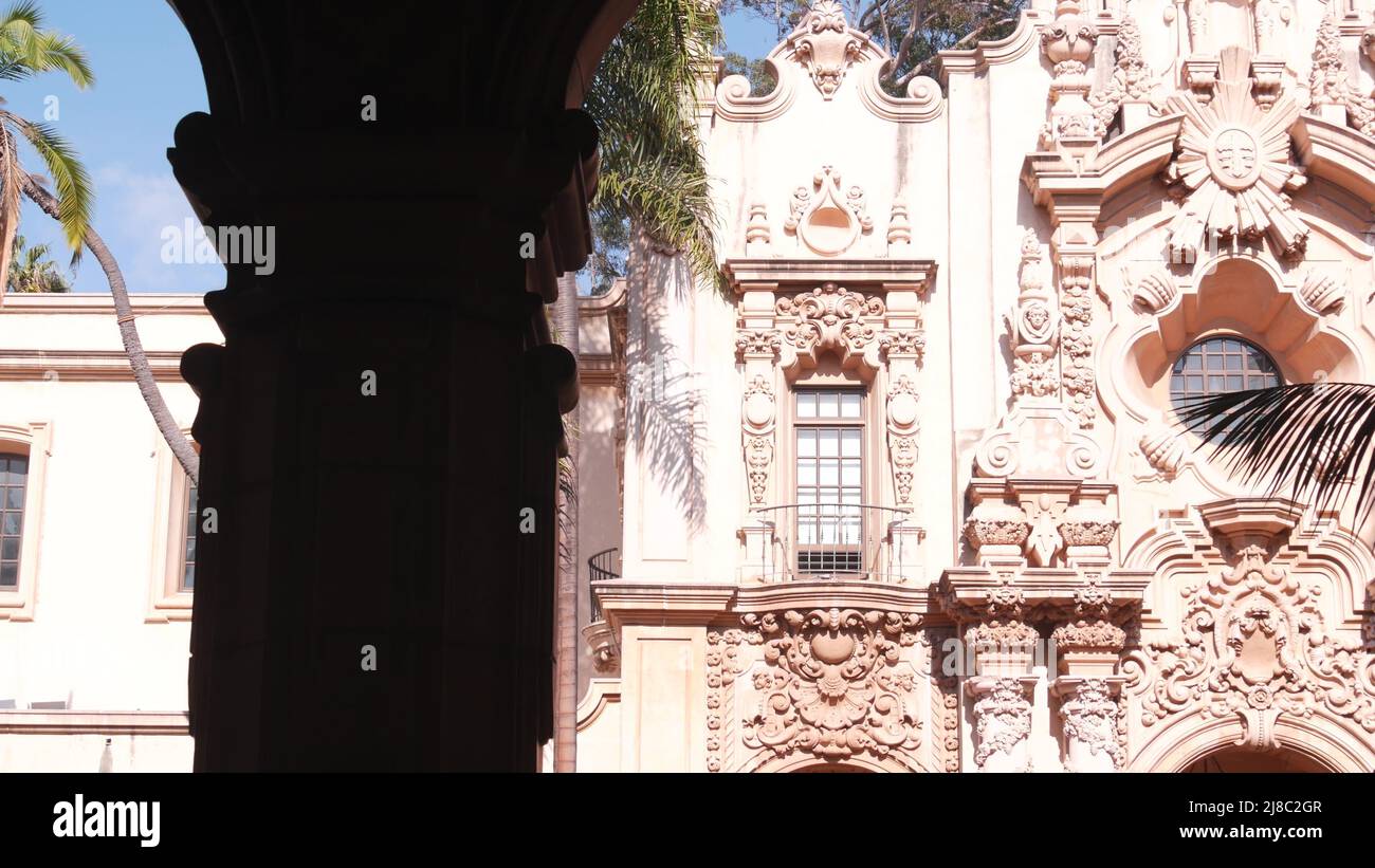 Spanische Kolonialarchitektur in Balboa Park, San Diego, Kalifornien, USA. Historisches Gebäude im klassischen Barock- oder Rokoko-Romantik-Stil. Casa oder altes Schloss dekorativen Stuckdekor, antike Kunst Stockfoto