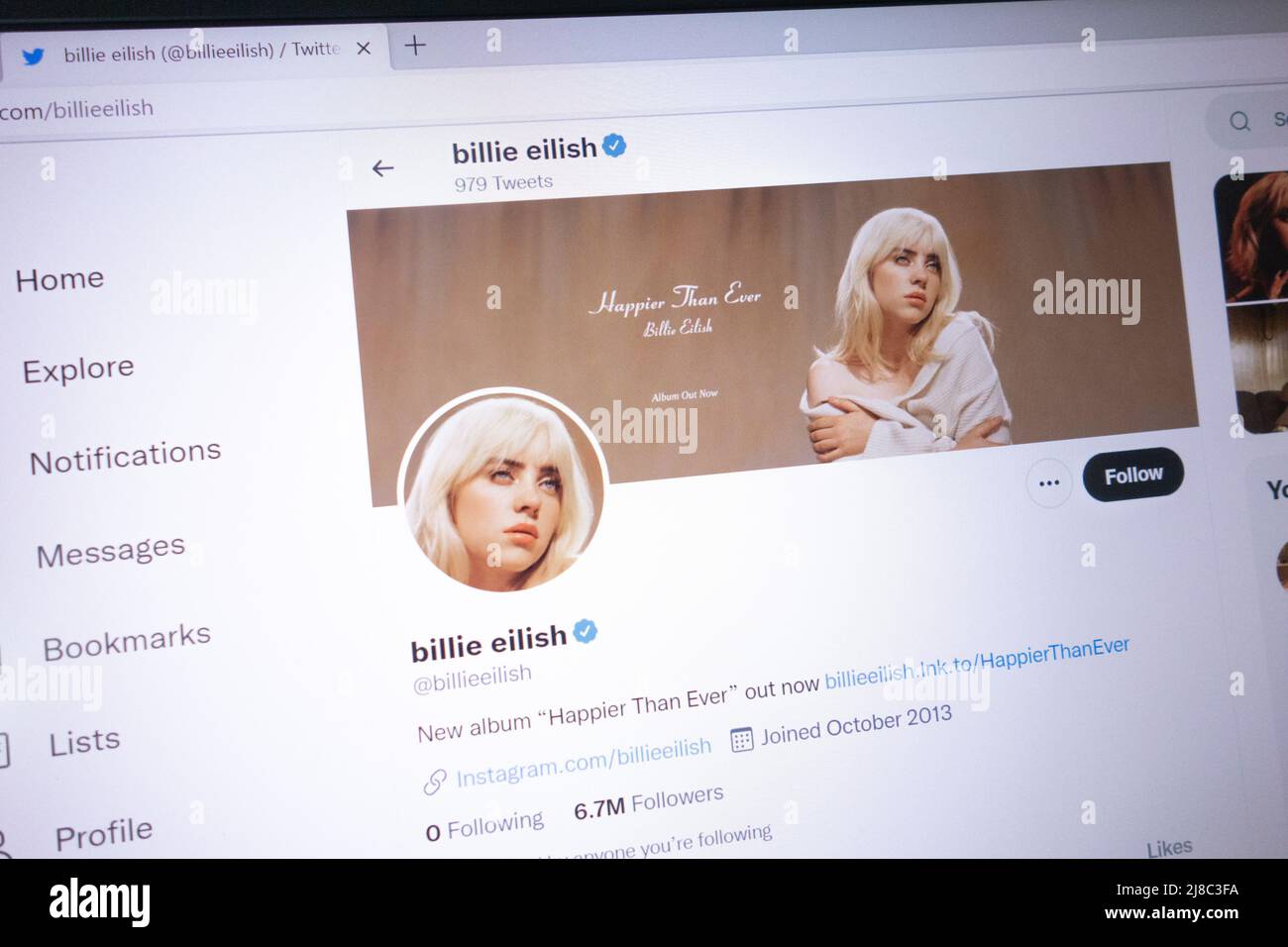 KONSKIE, POLEN - 14. Mai 2022: Billie Eilish offizieller Twitter-Account auf dem Laptop-Bildschirm angezeigt Stockfoto
