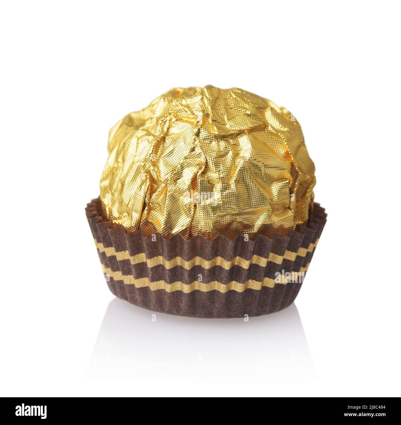 Goldene Folie verpackt Schokolade Süßigkeiten in Papierbecher isoliert auf weiß Stockfoto