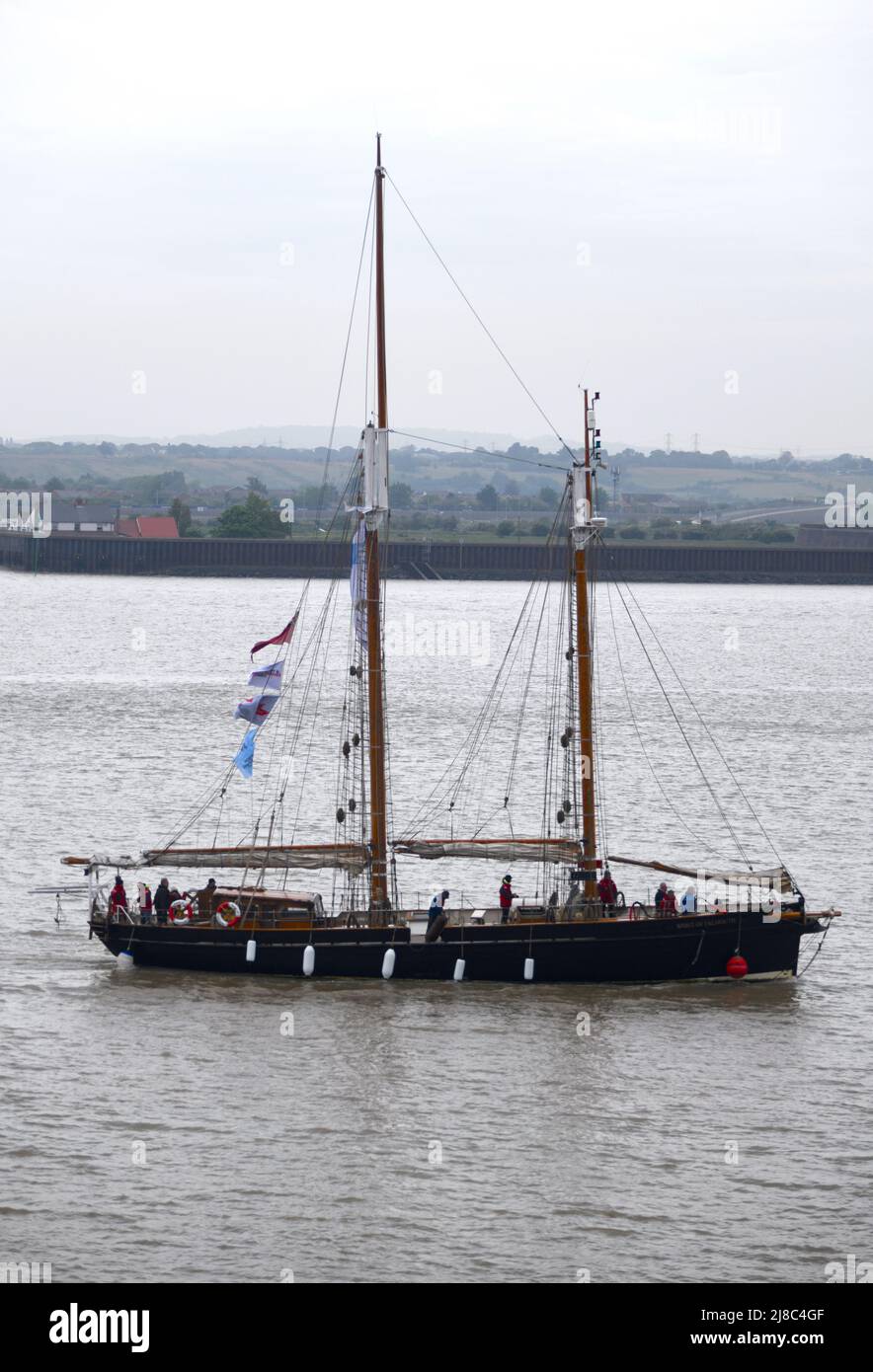 15/05/2022 Gravesend UK Ein hohes Schiff mit königlichem Patronat besuchte Gravesend Town Pier heute Morgen. Der Geist von Falmouth ist eine Nachbildung eines Gaff Sch Stockfoto