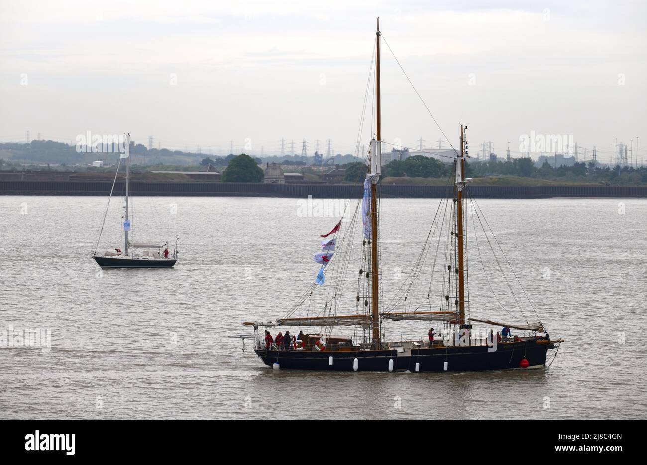 15/05/2022 Gravesend UK Ein hohes Schiff mit königlichem Patronat besuchte Gravesend Town Pier heute Morgen. Der Geist von Falmouth ist eine Nachbildung eines Gaff Sch Stockfoto