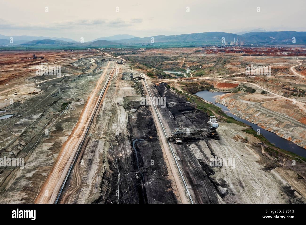 Blick in die Braunkohlemine im Braunkohlenbergbaugebiet in der Nähe von Ptolemaida, Griechenland. Luftaufnahme Stockfoto