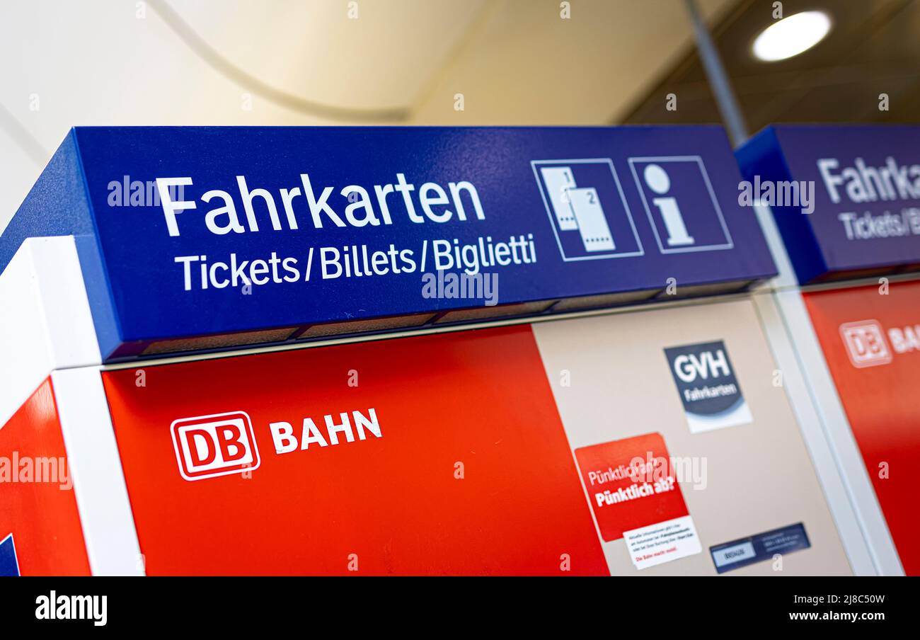 15. Mai 2022, Niedersachsen, Hannover: Im Hauptbahnhof steht ein Fahrkartenautomaten der Deutschen Bahn. Ab 23. Mai können Verbraucher das sogenannte 9-Euro-Monatsticket bei der Deutschen Bahn kaufen - vorausgesetzt, Bundestag und Bundesrat stimmen dem Plan zu. (Zur dpa 'Deutsche Bahn gibt Verkaufsstart für 9-Euro-Ticket am 23. Mai bekannt') Foto: Moritz Frankenberg/dpa Stockfoto