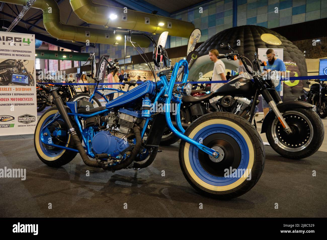 Custom Motorcycce auf der MOMA 2022, Motorradmesse in Malaga, Spanien. Stockfoto