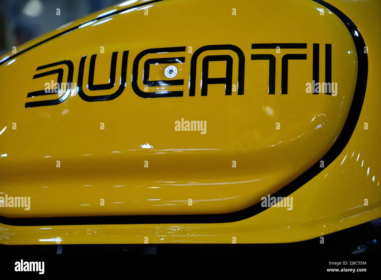 Ducati Logo auf einem Ducati Scrambler Tank. Stockfoto