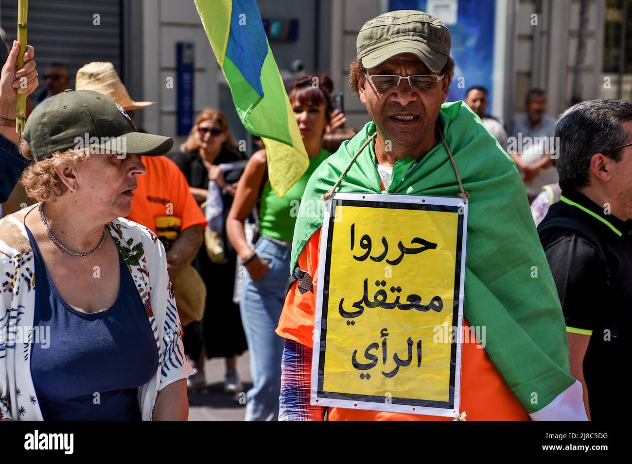 Ein Protestler hält während der Demonstration ein Plakat. Hunderte Mitglieder der algerischen Diaspora marschieren in Marseille gegen die Militärdiktatur in ihrem Land. (Foto von Gerard Bottino / SOPA Images/Sipa USA) Stockfoto