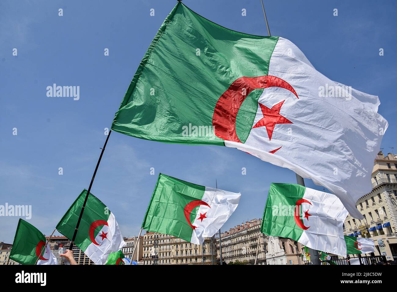 Demonstranten halten während der Demonstration algerische Flaggen fest. Hunderte Mitglieder der algerischen Diaspora marschieren in Marseille gegen die Militärdiktatur in ihrem Land. (Foto von Gerard Bottino / SOPA Images/Sipa USA) Stockfoto