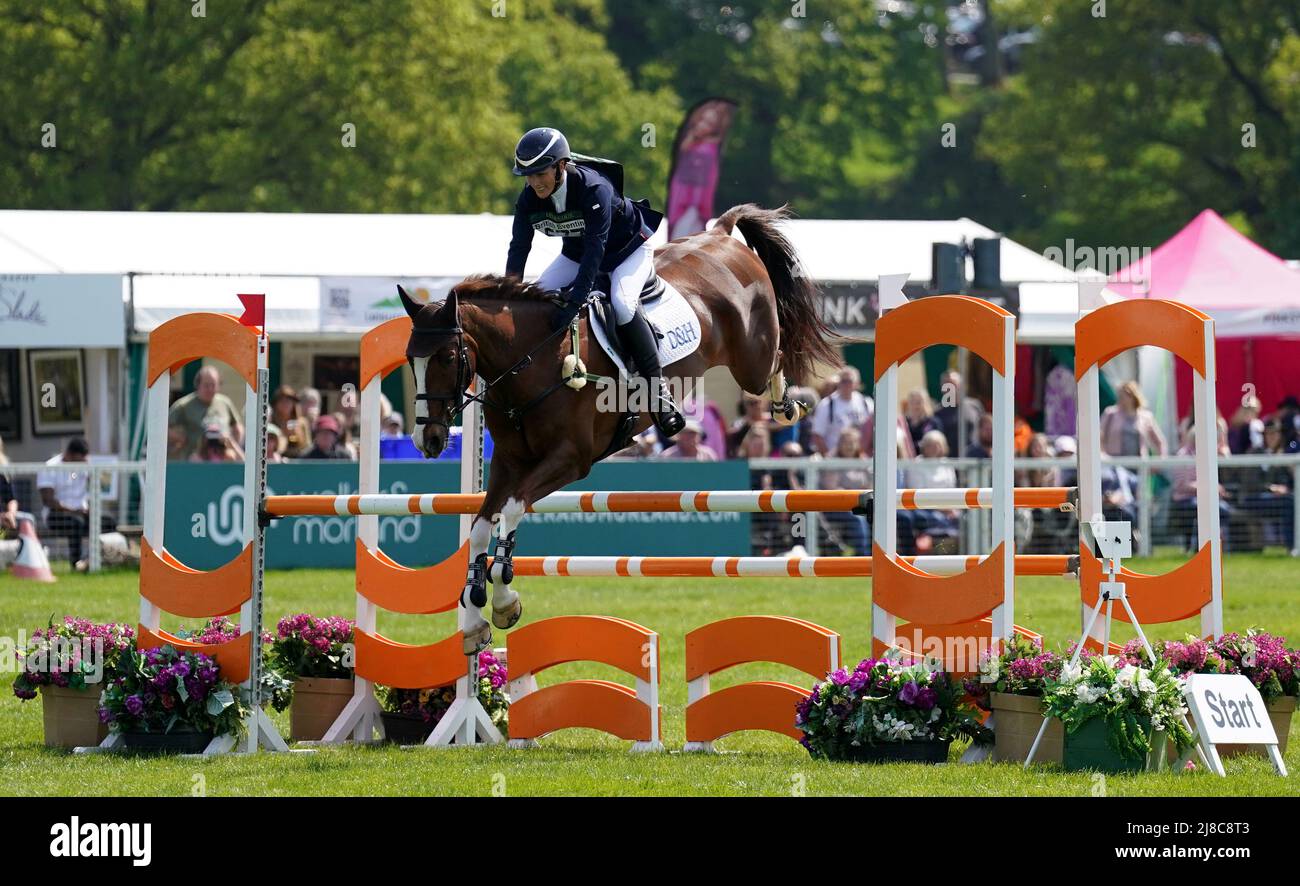 Zara Tindall auf Class Affair am dritten Tag der Chatsworth International Horse Trails im Chatsworth House, Bakewell. Bilddatum: Sonntag, 15. Mai 2022. Stockfoto